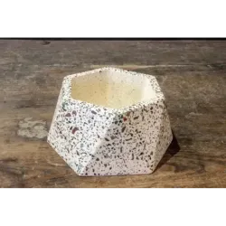 Biała doniczka sześciokątna z marmurem Dodo – Marble White | Beton i włoski detal