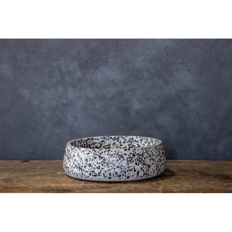 Biała okrągła doniczka z marmurem niska Dodo – Kama 4 | Elegancka misa betonowa