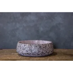 Biała okrągła doniczka złota niska Dodo – Kama Color | Dekoracyjna misa betonowa