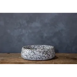 Biała okrągła doniczka złota niska Dodo – Kama Color | Dekoracyjna misa betonowa