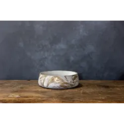 Biała okrągła doniczka złota niska Dodo – Kama Color | Dekoracyjna misa betonowa