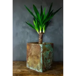 Donica cortenowa z czaszką 27x27x30 cm – loftowa dekoracja z efektem patyny