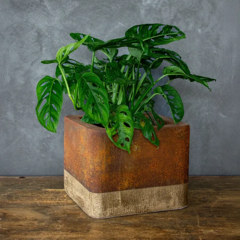 Rustykalna osłonka na doniczkę 25x25x21 cm – ręczna produkcja, trwałość i unikalny design