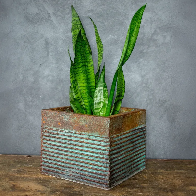 Osłonka na donicę loft 25x25x21 cm – ręczna produkcja, brązowo-turkusowa dekoracja z paskami 3D