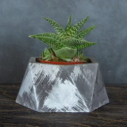 Doniczka osłonka betonowa sześciokątna szara ze srebrnym wykończeniem - Dodo