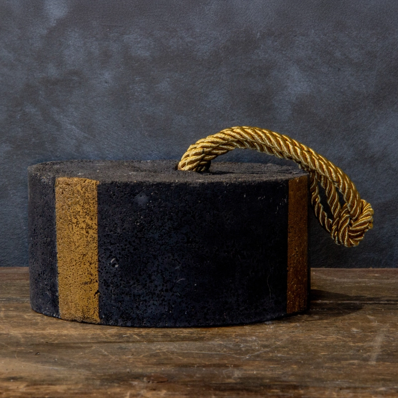 Czarny betonowy stoper do drzwi z uchwytem – Dodo STOP 6 | Ręcznie wykonany