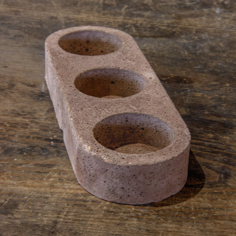 Świecznik betonowy pudrowy na 3 tealighty Dodo – P3 | Minimalistyczna dekoracja handmade