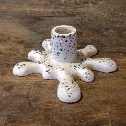 Świecznik marmurowy pudrowy dekoracyjny z betonu na 1 tealight | Dodo – Kleks Marble 2