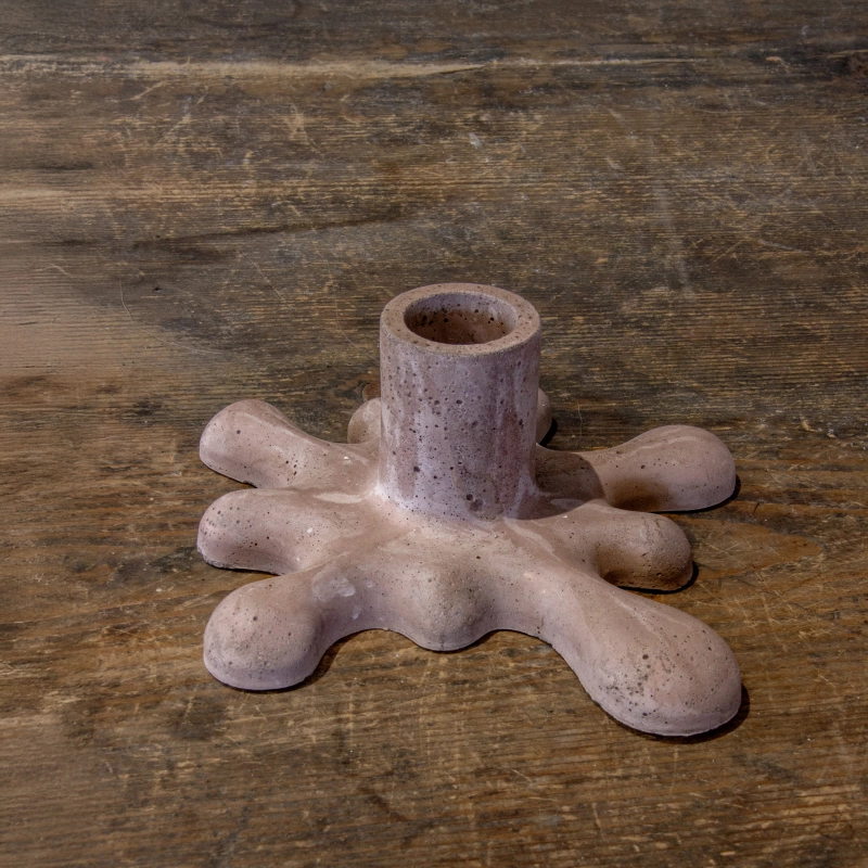 Świecznik dekoracyjny betonowy pudrowy na 1 tealight Dodo – Kleks P | Designerski akcent
