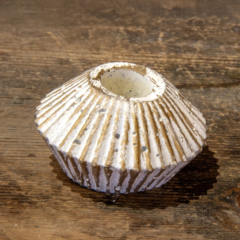 Świecznik złoty dekoracyjny na 1 tealight Dodo – HW 2 | Betonowy akcent w stylu retro