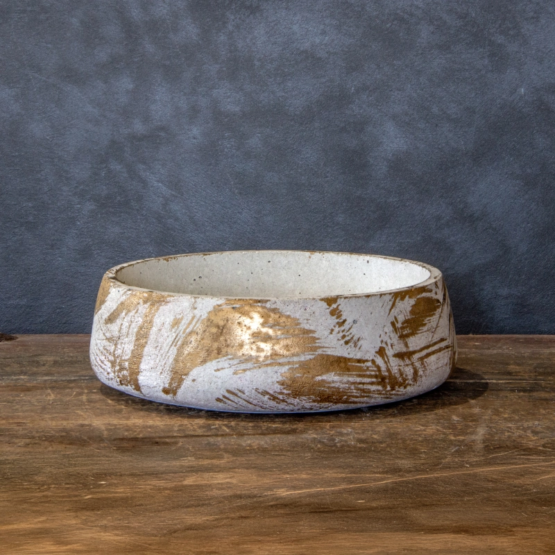 Biała okrągła doniczka złota niska Dodo – Kama Color | Dekoracyjna misa betonowa