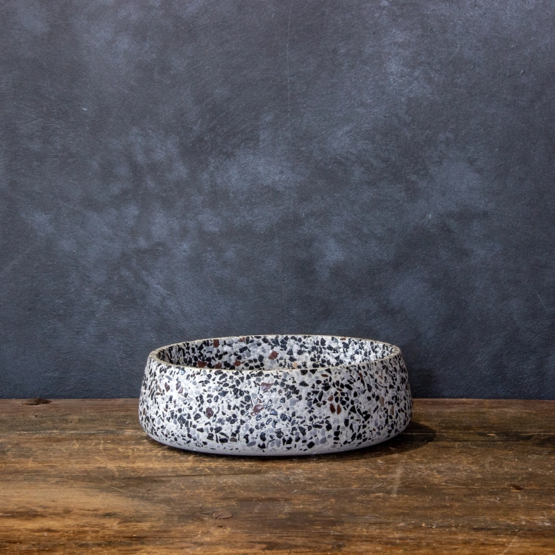 Biała okrągła doniczka z marmurem niska Dodo – Kama 4 | Elegancka misa betonowa