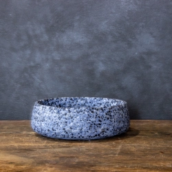 Niebieska okrągła doniczka z marmurem niska Dodo – Kama 1 | Stylowa misa betonowa