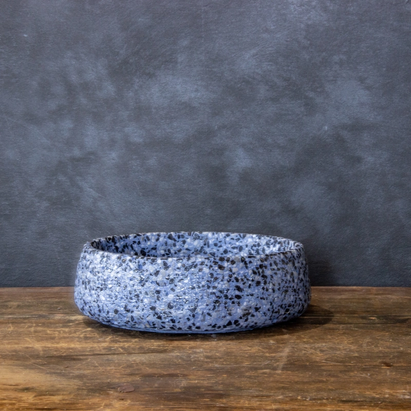 Niebieska okrągła doniczka z marmurem niska Dodo – Kama 1 | Stylowa misa betonowa