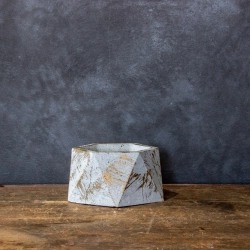 Biało-złota doniczka sześciokątna betonowa Dodo – Dafne Gold | Mała i stylowa do wnętrz