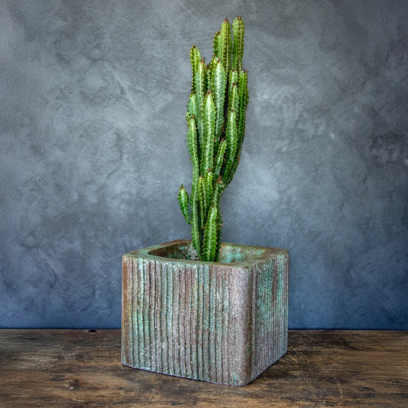 Osłonka na doniczkę w paski jasna 25x25x21 cm, ręcznie wykonana z XPS i tynku mineralnego, odporna na UV i wilgoć.