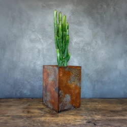 Brązowa osłonka na doniczkę wysoka 21x21x30 cm, ręcznie robiona, ze wzorem 3D w kątach.