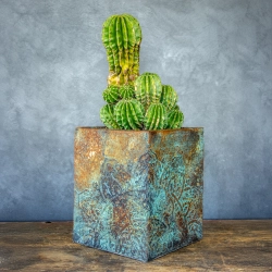 Duża osłonka na doniczkę z mandalą 30x30x30 cm, ręcznie robiona, w kolorze miedzianej zieleni z efektem patyny.