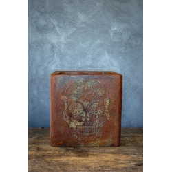 Osłonka na doniczkę z czaszką 30 x 30 x 30 cm – rustykalna, ręcznie malowana, efekt kortenu