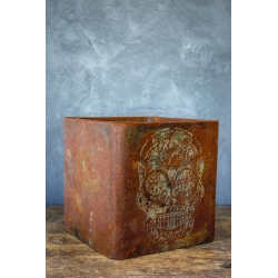 Osłonka na doniczkę z czaszką 30 x 30 x 30 cm – rustykalna, ręcznie malowana, efekt kortenu