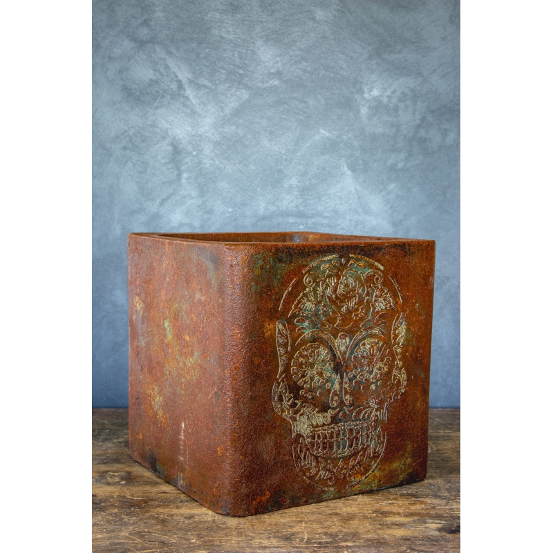 Osłonka na doniczkę z czaszką 30 x 30 x 30 cm – rustykalna, ręcznie malowana, efekt kortenu