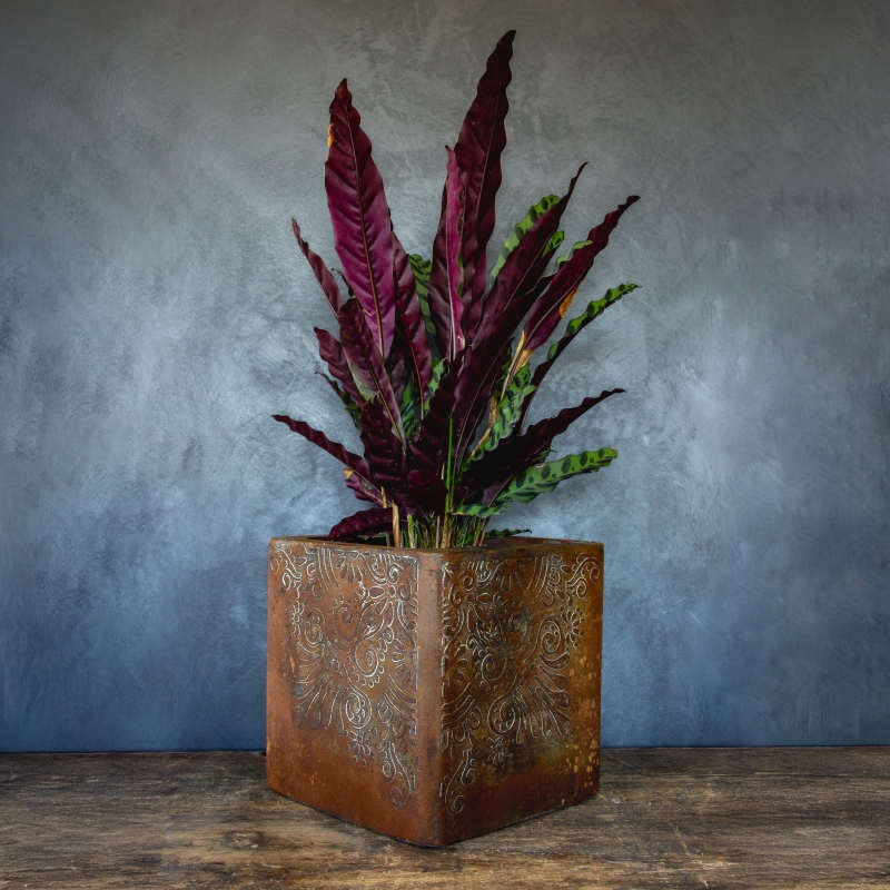 Osłonka na doniczkę z ornamentem roślinnym w stylu rustykalnym, efekt kortenu, ręcznie wykonana i malowana.