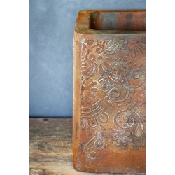 Osłonka na doniczkę z ornamentem 30 × 30 × 30 cm – rustykalna, ręcznie malowana, efekt kortenu
