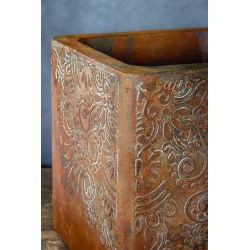 Osłonka na doniczkę z ornamentem 30 × 30 × 30 cm – rustykalna, ręcznie malowana, efekt kortenu