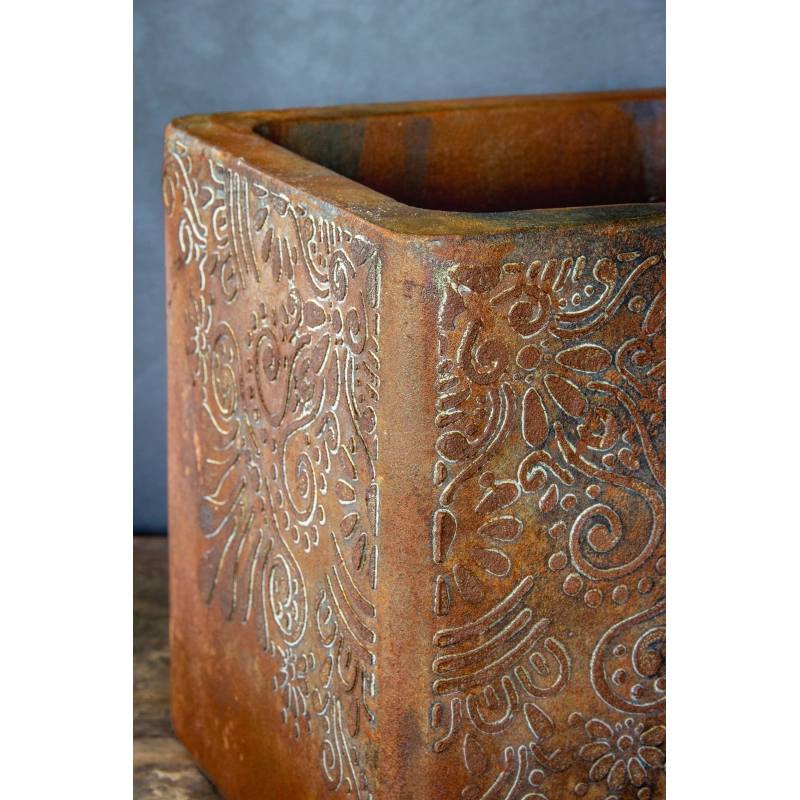 Osłonka na doniczkę z ornamentem 30 × 30 × 30 cm – rustykalna, ręcznie malowana, efekt kortenu