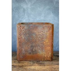 Osłonka na doniczkę z ornamentem 30 × 30 × 30 cm – rustykalna, ręcznie malowana, efekt kortenu