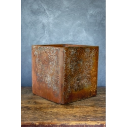 Osłonka na doniczkę z ornamentem 30 × 30 × 30 cm – rustykalna, ręcznie malowana, efekt kortenu