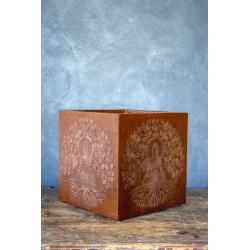 Osłonka na doniczkę z Buddą 30 x 30 x 30 cm – ręcznie malowana, rustykalna, efekt kortenu