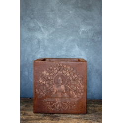 Osłonka na doniczkę z Buddą 30 x 30 x 30 cm – ręcznie malowana, rustykalna, efekt kortenu