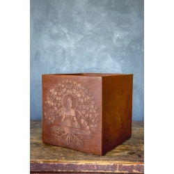 Osłonka na doniczkę z Buddą 30 x 30 x 30 cm – ręcznie malowana, rustykalna, efekt kortenu