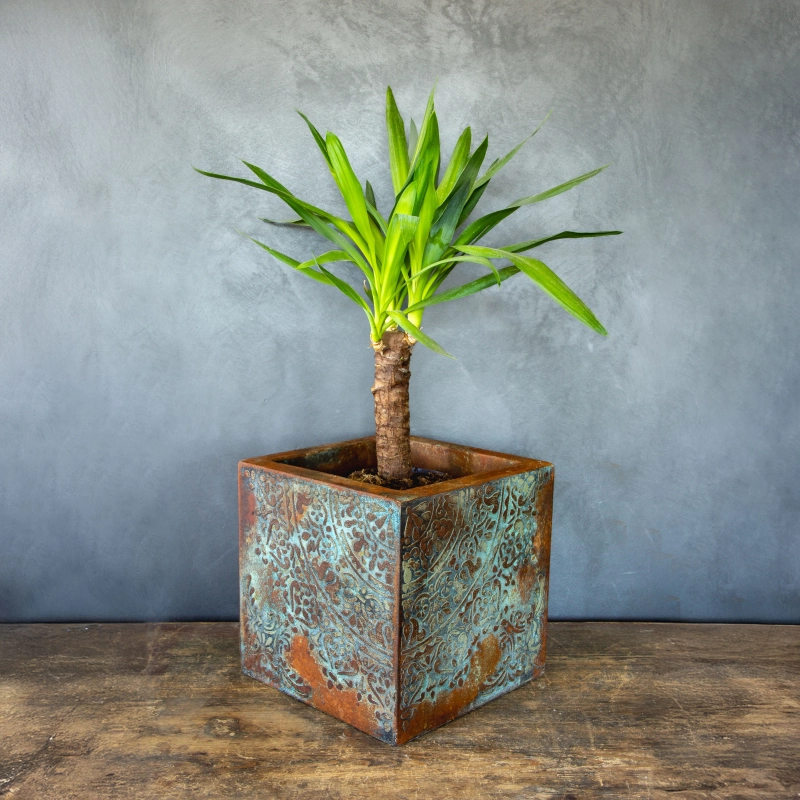 Osłonka na doniczkę z ornamentem w stylu rustykalnym, efekt kortenu z turkusową patyną, ręcznie wykonana i malowana.