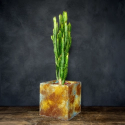 Kwadratowa osłonka na doniczkę w stylu loft, efekt kortenu z turkusową patyną, ręcznie wykonana i malowana