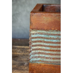 Osłonka na doniczkę loft 25 x 25 x 21 cm – kwadratowa, ręcznie malowana, efekt kortenu z turkusowymi pasami