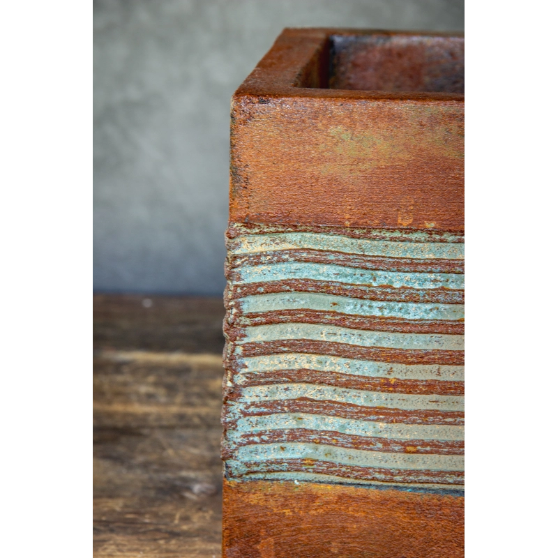 Osłonka na doniczkę loft 25 x 25 x 21 cm – kwadratowa, ręcznie malowana, efekt kortenu z turkusowymi pasami