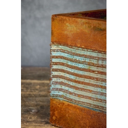 Osłonka na doniczkę loft 25 x 25 x 21 cm – kwadratowa, ręcznie malowana, efekt kortenu z turkusowymi pasami