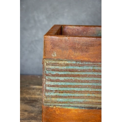 Osłonka na doniczkę loft 25 x 25 x 21 cm – kwadratowa, ręcznie malowana, efekt kortenu z turkusowymi pasami