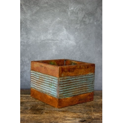 Osłonka na doniczkę loft 25 x 25 x 21 cm – kwadratowa, ręcznie malowana, efekt kortenu z turkusowymi pasami