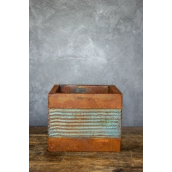 Osłonka na doniczkę loft 25 x 25 x 21 cm – kwadratowa, ręcznie malowana, efekt kortenu z turkusowymi pasami