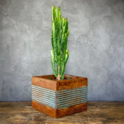 Kwadratowa osłonka na doniczkę w stylu loft, efekt kortenu z turkusowymi pasami, ręcznie wykonana i malowana z efektem 3D.