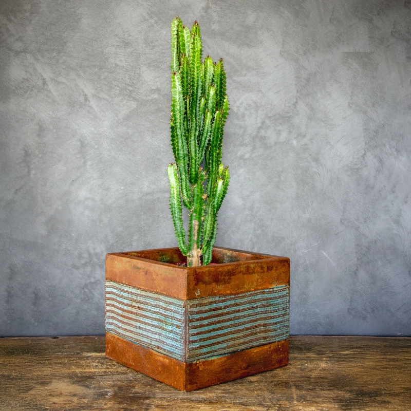 Kwadratowa osłonka na doniczkę w stylu loft, efekt kortenu z turkusowymi pasami, ręcznie wykonana i malowana z efektem 3D.
