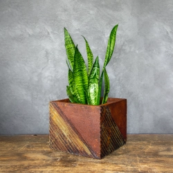 Osłonka na doniczkę z geometrycznym wzorem w paski 3D, efekt kortenu, ręcznie wykonana i malowana.