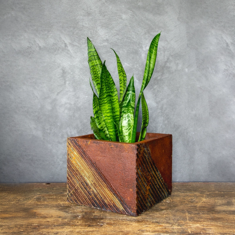 Osłonka na doniczkę z geometrycznym wzorem w paski 3D, efekt kortenu, ręcznie wykonana i malowana.