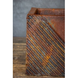 Osłonka na doniczkę z geometrycznym wzorem 25 × 25 × 21 cm – rustykalna, ręcznie malowana, efekt kortenu