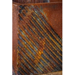 Osłonka na doniczkę z geometrycznym wzorem 25 × 25 × 21 cm – rustykalna, ręcznie malowana, efekt kortenu