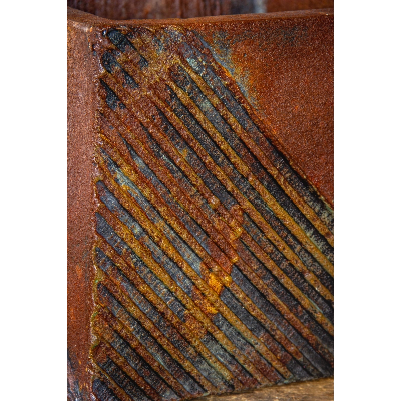 Osłonka na doniczkę z geometrycznym wzorem 25 × 25 × 21 cm – rustykalna, ręcznie malowana, efekt kortenu