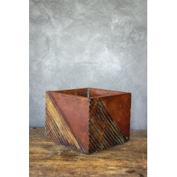 Osłonka na doniczkę z geometrycznym wzorem 25 × 25 × 21 cm – rustykalna, ręcznie malowana, efekt kortenu